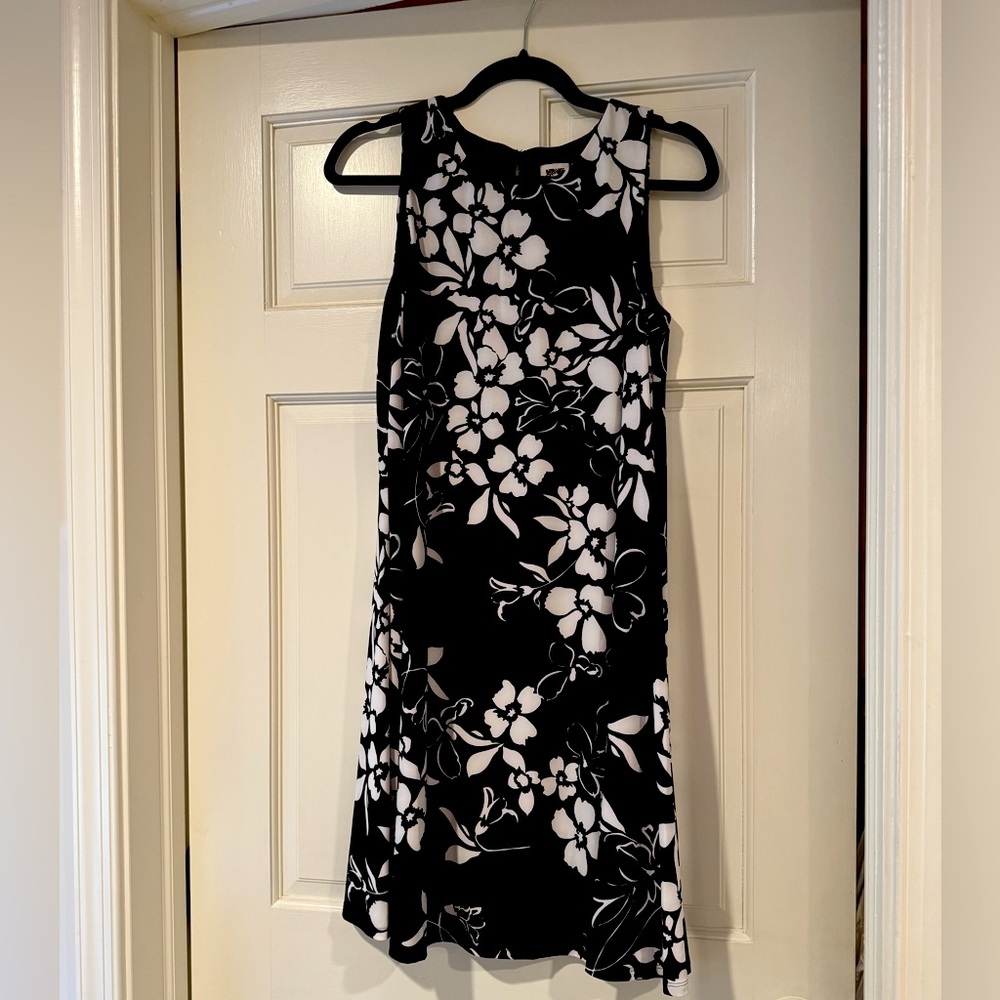 ANNE KLEIN knee length black and white flower dress. Size 8.